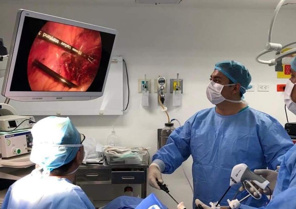 Cirugía laparoscópica dirigida por el Dr. Guerra