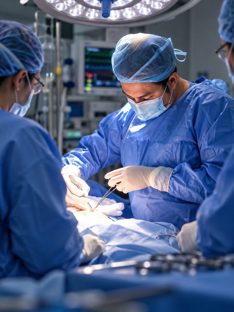 El Dr. Guerra durante una cirugía oncológica