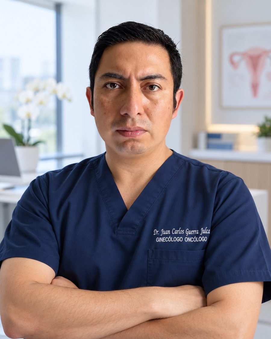 El Dr. Guerra en su consultorio