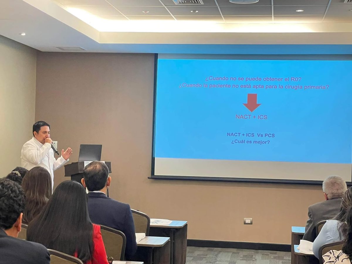 El Dr. Guerra durante una ponencia sobre cáncer de ovario en Trujillo